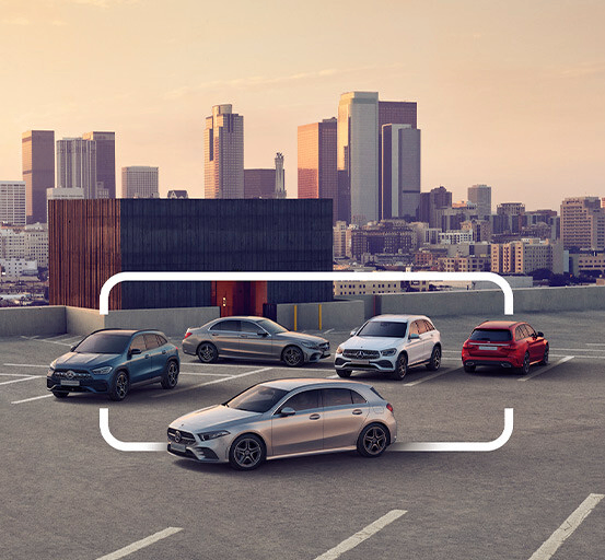 Sechs Autos sind auf einem Parkplatz in der Stadt mit Blick auf die Skyline geparkt. Die Autos sind in verschiedenen Farben und Modellen. Ein Rahmen umgibt die Autos.