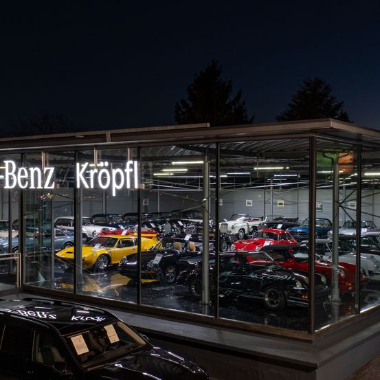 Bild enthält, Car, Car Dealership, Vehicle, Machine, Wheel, Architecture, Building, Alloy Wheel, Coupe, Outdoors