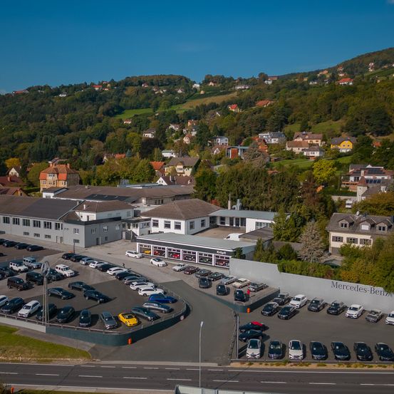 Bild enthält, Outdoors, Architecture, Building, Aerial View, Car, Transportation, Vehicle, Parking Lot