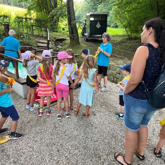 Bild enthält, Shorts, Grass, Park, Vegetation, Photography, Portrait, Summer, People, Tree, Walking