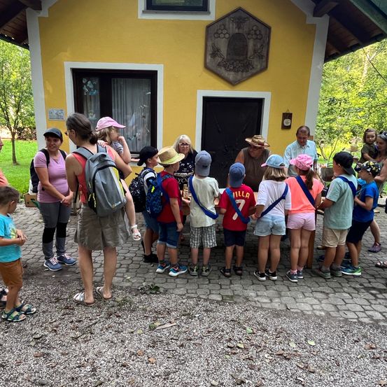 Bild enthält, Shorts, Hat, Shelter, People, Person, Bag, Adult, Female, Woman, Shoe