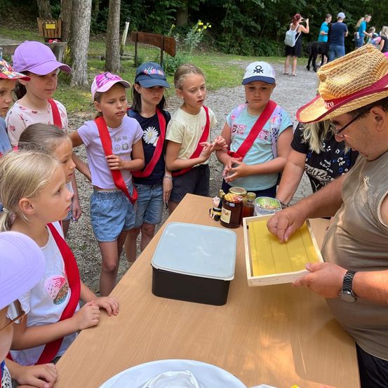 Bild enthält, People, Person, Hat, Child, Female, Girl, Shorts, Adult, Male, Man