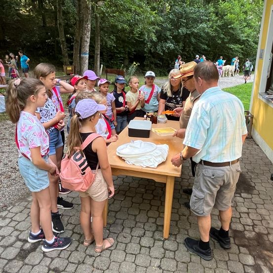 Bild enthält, People, Person, Child, Female, Girl, Adult, Male, Man, Fun, Party