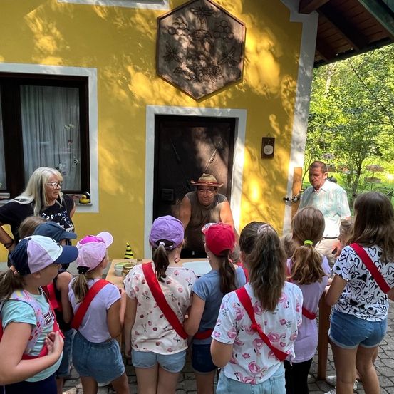 Bild enthält, People, Person, Shorts, Shelter, Photography, Portrait, Tree, Adult, Female, Woman