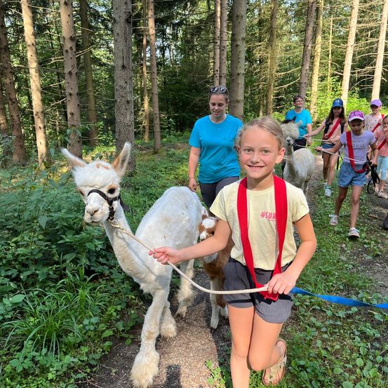 Bild enthält, Vegetation, Tree, Woodland, Shorts, Portrait, Path, Grove, Trail, Jungle, Park