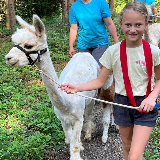 Bild enthält, Shorts, Vegetation, Photography, Portrait, Tree, Woodland, T-Shirt, Grass, Park, Path