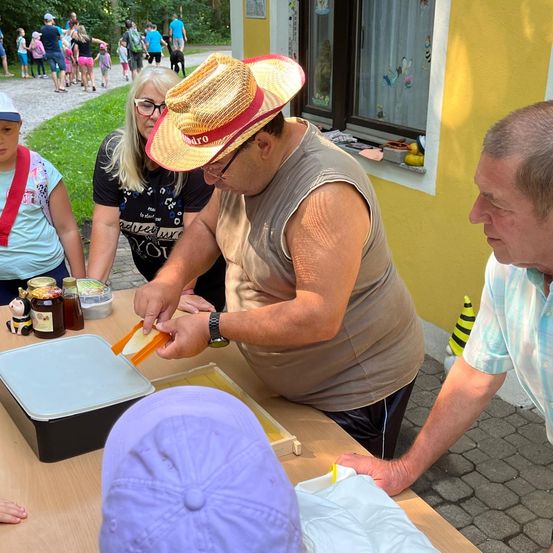 Bild enthält, Adult, Female, Person, Woman, Hat, Male, Man, Glasses, Alcohol, Beer