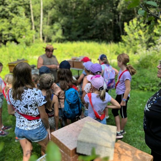 Bild enthält, Grass, Park, Vegetation, People, Person, Tree, Adult, Female, Woman, Woodland