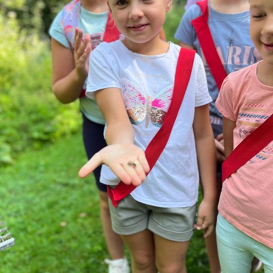 Bild enthält, Shorts, T-Shirt, Person, Photography, Portrait, Grass, Pants, Child, Female, Girl