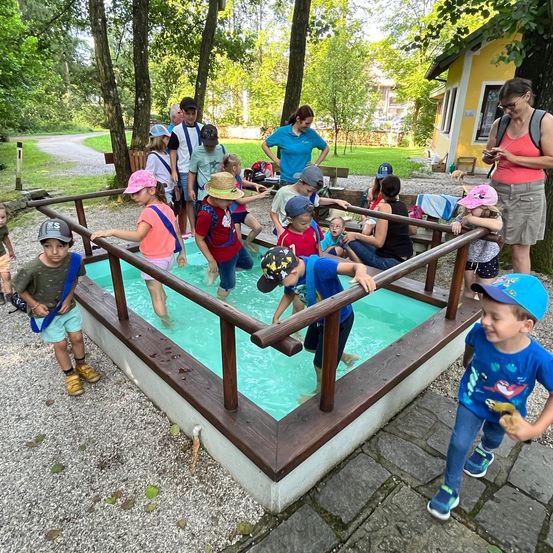 Bild enthält, Play, People, Person, Adult, Female, Woman, Boy, Child, Male, Shorts