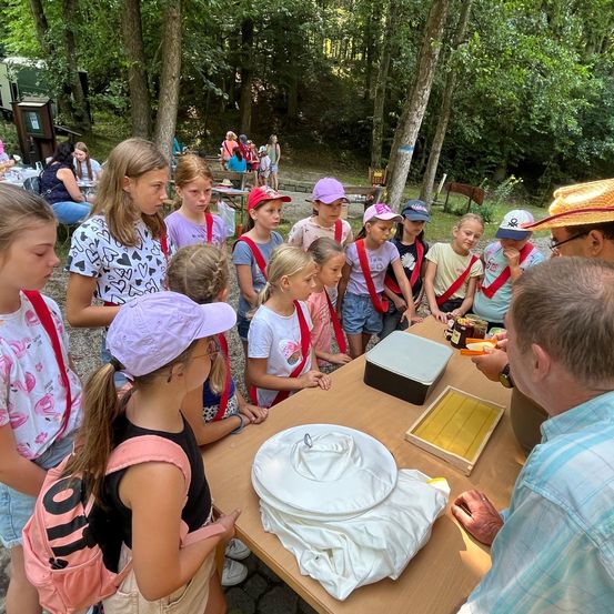 Bild enthält, People, Person, Adult, Male, Man, Child, Female, Girl, Student, Fun