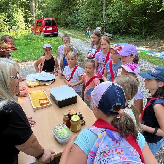 Bild enthält, People, Person, Adult, Female, Woman, Fun, Child, Girl, Party, Face