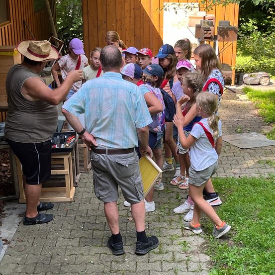 Bild enthält, People, Person, Adult, Female, Woman, Shorts, Male, Man, Child, Girl