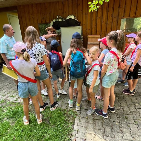 Bild enthält, Shorts, People, Person, Child, Female, Girl, Adult, Male, Man, Backyard