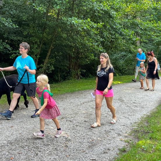 Bild enthält, Person, Walking, People, Child, Female, Girl, Shorts, Boy, Male, Teen