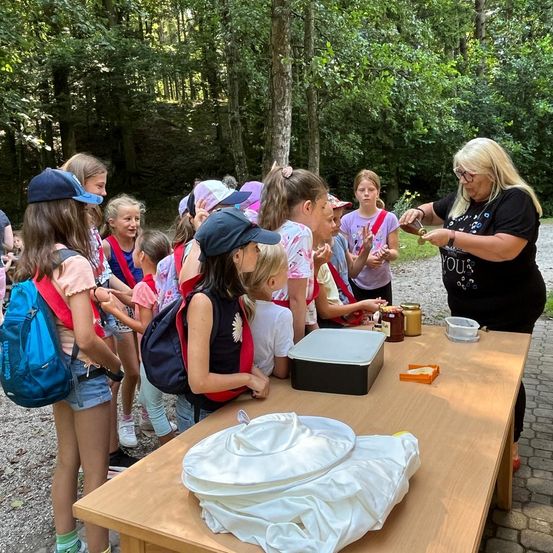 Bild enthält, People, Person, Adult, Female, Woman, Child, Girl, Fun, Shorts, Helmet