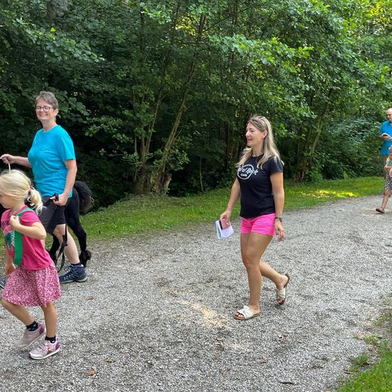 Bild enthält, Person, Walking, Park, Vegetation, People, Path, Tree, Woodland, Grove, Shorts