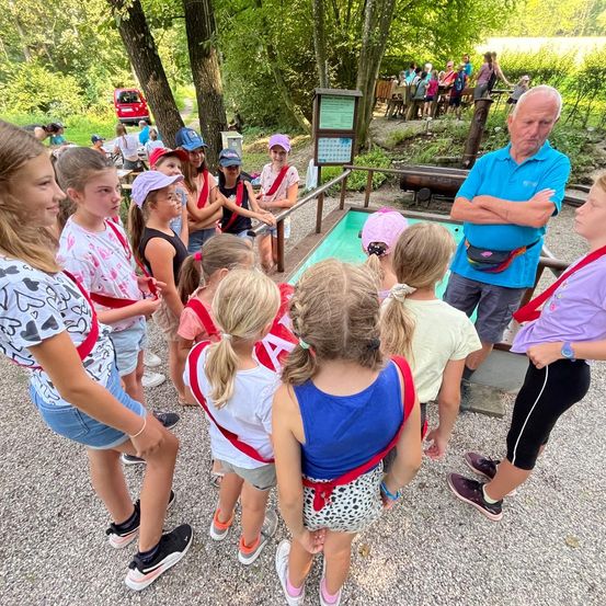 Bild enthält, People, Person, Park, Child, Female, Girl, Tree, Vegetation, Adult, Man