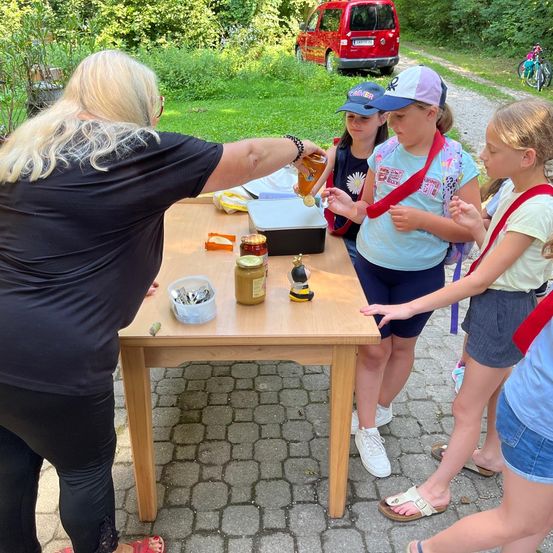 Bild enthält, Adult, Female, Person, Woman, Table, People, Skirt, Outdoors, Dining Table, Nature