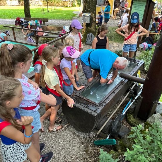 Bild enthält, Adult, Male, Man, Person, Child, Female, Girl, Package, Outdoors, Grass