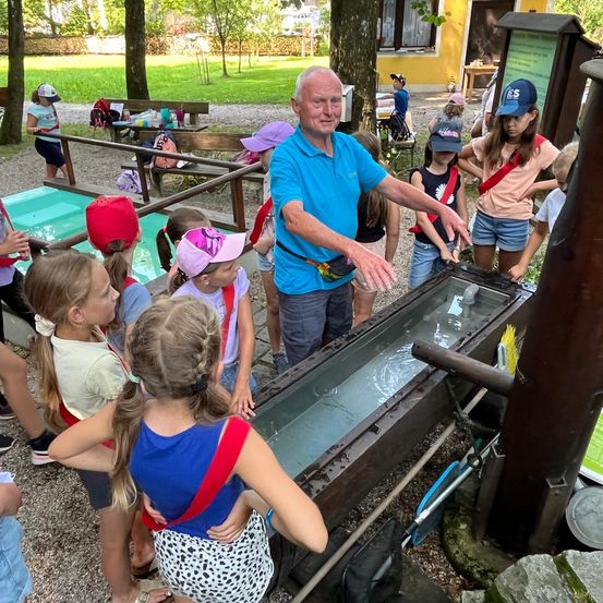 Bild enthält, Adult, Male, Man, Person, Child, Female, Girl, Park, Shorts, Baseball Cap