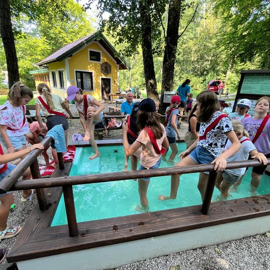 Bild enthält, People, Person, Grass, Park, Summer, Child, Female, Girl, Shelter, Pool