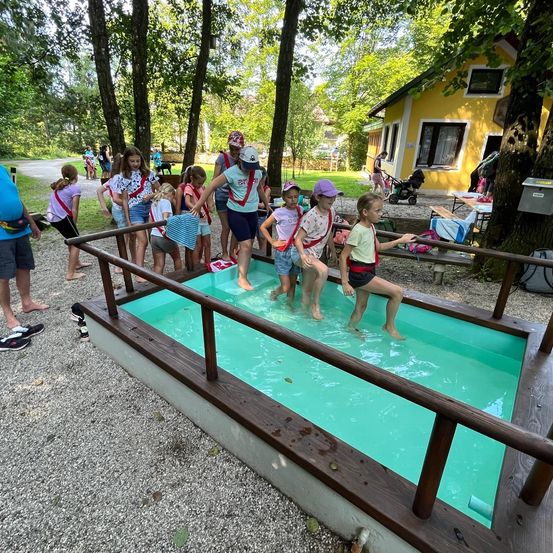 Bild enthält, Pool, People, Person, Swimming Pool, Helmet, Shorts, Adult, Male, Man, Summer