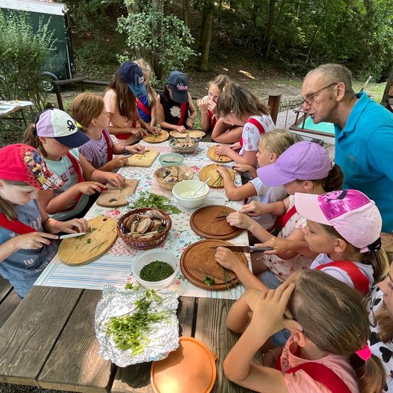 Bild enthält, Brunch, People, Person, Adult, Male, Man, Child, Female, Girl, Fun