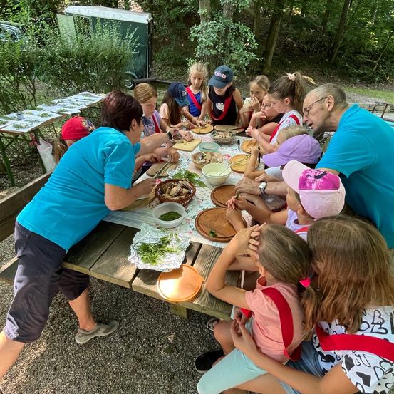 Bild enthält, People, Person, Brunch, Child, Female, Girl, Fun, Party, Adult, Man