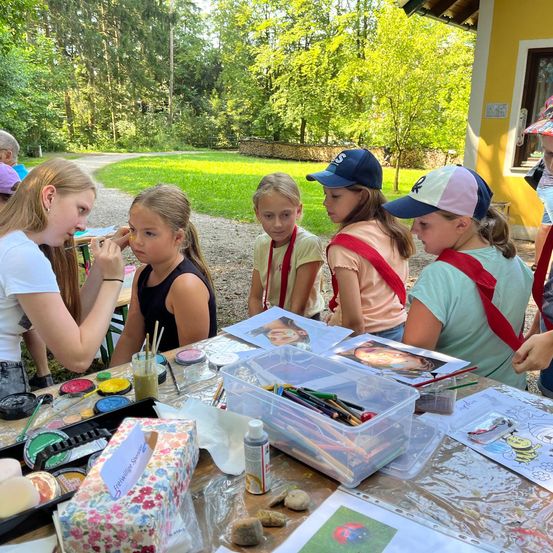Bild enthält, People, Person, Grass, Park, Portrait, Dining Table, Table, Hat, Lunch, Summer
