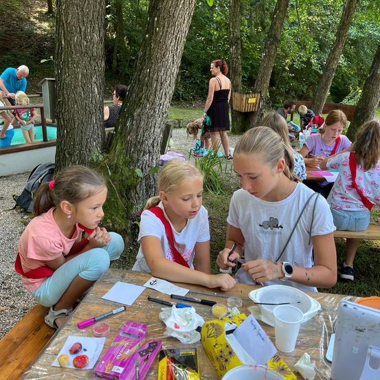 Bild enthält, Grass, Park, Tree, People, Person, Vegetation, Portrait, Summer, Dining Table, Child