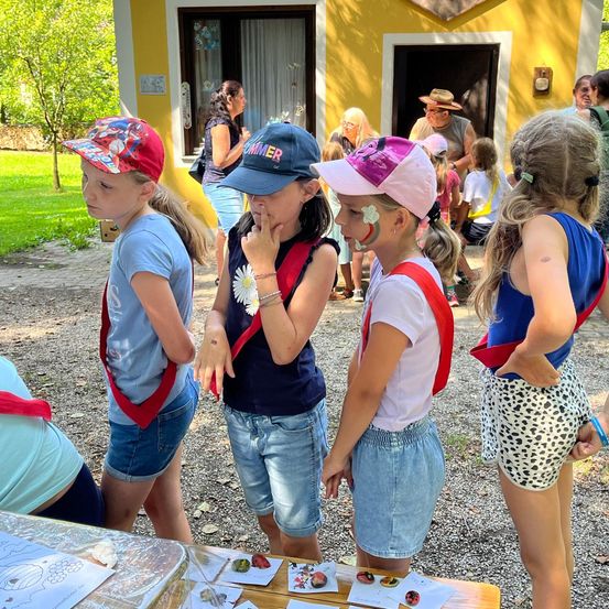 Bild enthält, Grass, Park, People, Photography, Portrait, Shorts, Pants, Summer, Tree, Hat