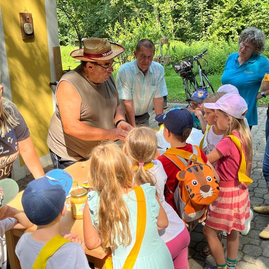Bild enthält, People, Person, Photography, Portrait, Hat, Park, Adult, Female, Woman, Girl