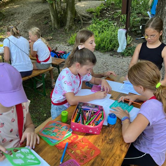 Bild enthält, Child, Female, Girl, Person, Credit Card, Text