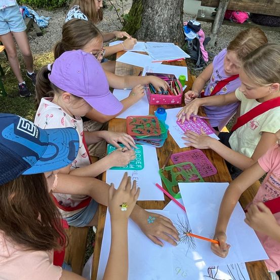 Bild enthält, Person, Student, Child, Female, Girl, Clothing, Shorts, People