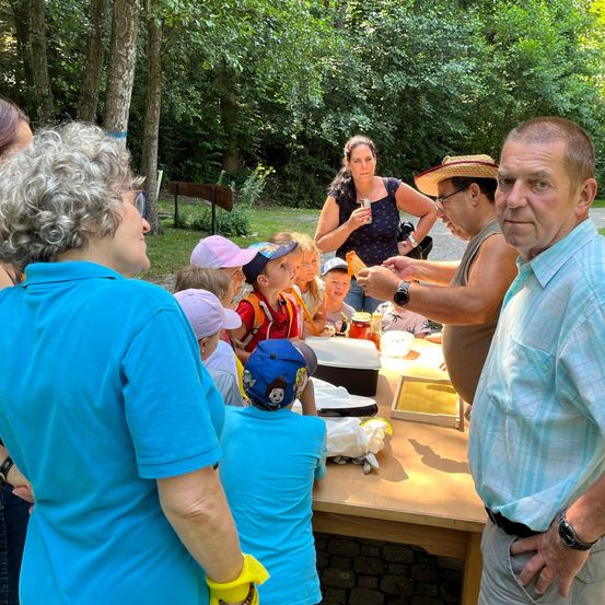 Bild enthält, Person, Portrait, Lunch, Dining Table, Table, Vegetation, Tree, Summer, Grass, Man