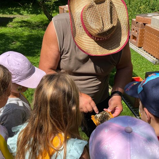 Bild enthält, Hat, Grass, Child, Female, Girl, Person, Park, Summer, Adult, Woman