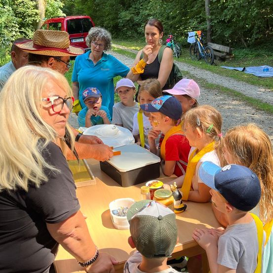 Bild enthält, Adult, Female, Person, Woman, People, Park, Vegetation, Portrait, Male, Man