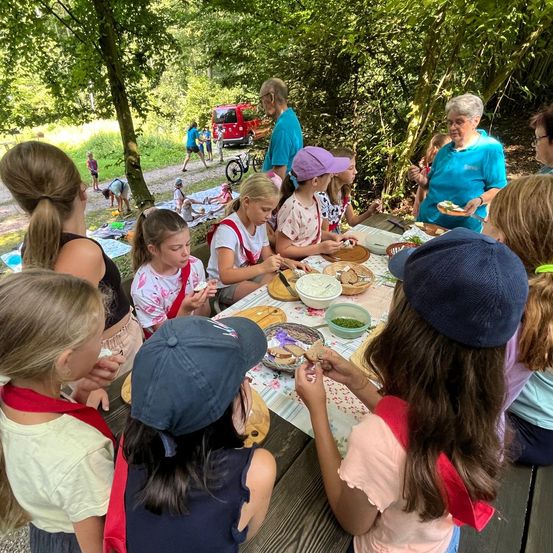 Bild enthält, People, Person, Fun, Child, Female, Girl, Adult, Male, Man, Picnic