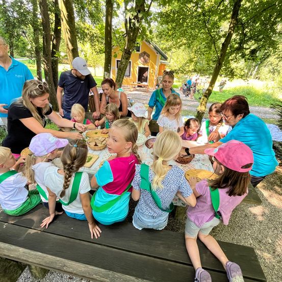 Bild enthält, People, Person, Boy, Child, Male, Female, Girl, Park, Adult, Man