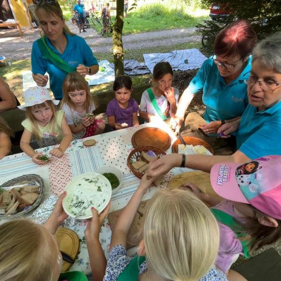 Bild enthält, People, Person, Adult, Female, Woman, Child, Girl, Dining Table, Fun, Party
