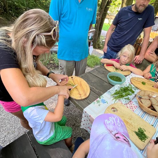 Bild enthält, Adult, Male, Man, Person, Brunch, Female, Woman, Child, Girl, People