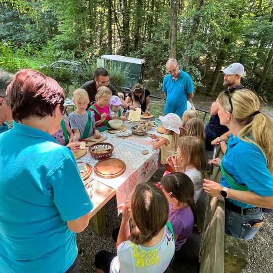 Bild enthält, People, Person, Fun, Party, Adult, Male, Man, Brunch, Child, Girl