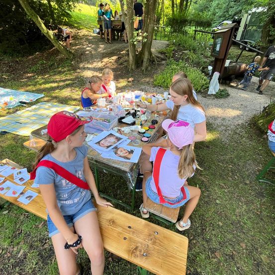 Bild enthält, People, Person, Grass, Fun, Child, Female, Girl, Outdoors, Park, Shorts