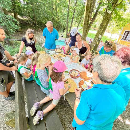 Bild enthält, People, Person, Brunch, Adult, Female, Woman, Fun, Child, Girl, Party