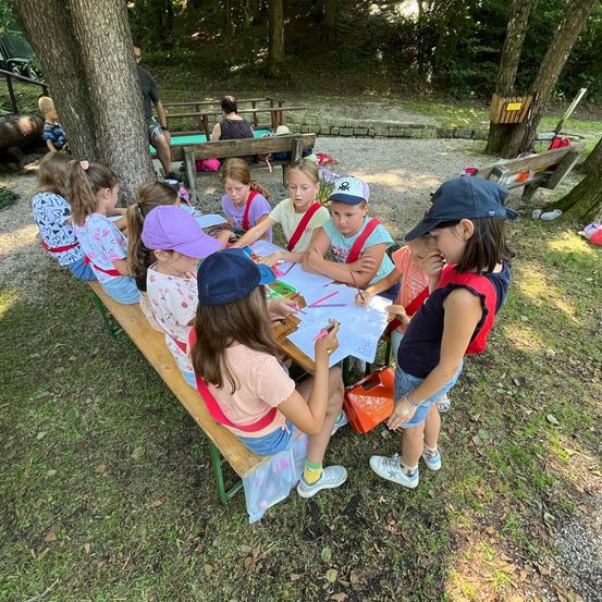 Bild enthält, Grass, Park, Child, Female, Girl, Person, Boy, Male, People, Fun
