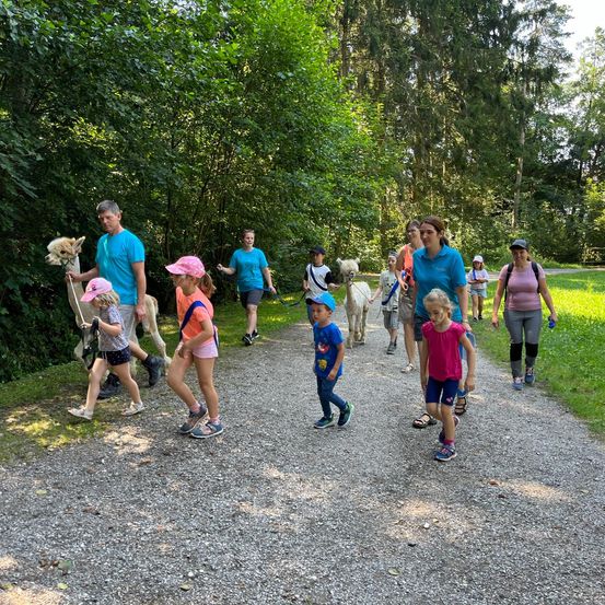 Bild enthält, Person, Walking, People, Vegetation, Path, Shoe, Outdoors, Park, Shorts, Trail