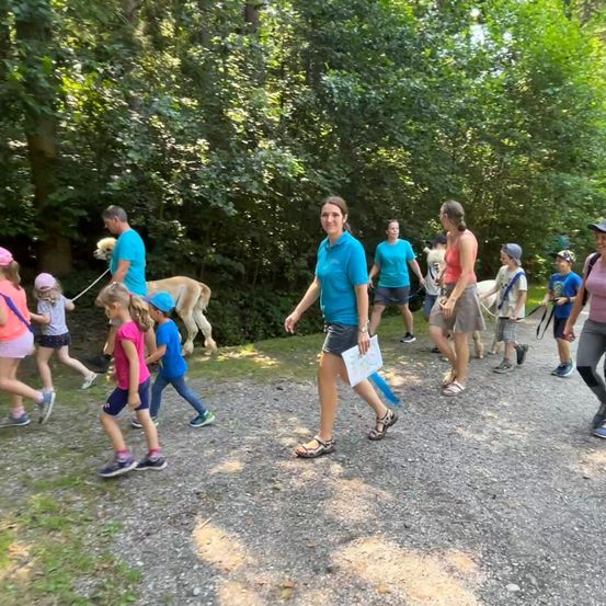 Bild enthält, People, Person, Walking, Female, Girl, Teen, Child, Shoe, Shorts, Baton