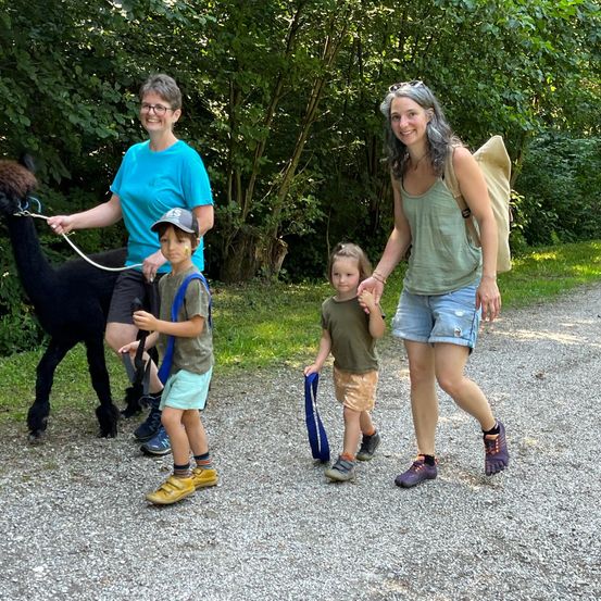 Bild enthält, Grass, Park, Vegetation, Photography, Portrait, Tree, Woodland, Walking, Path, Shorts