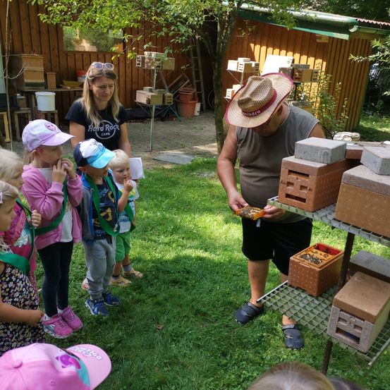 Bild enthält, Backyard, Yard, Hat, Potted Plant, Grass, Summer, Photography, Portrait, Planter, Soil